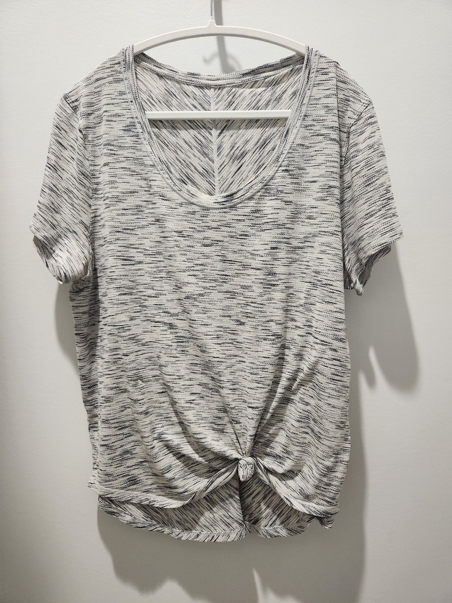 RAWt- Lululemon Grey Patterned workout top Holly's Collection SZ 14